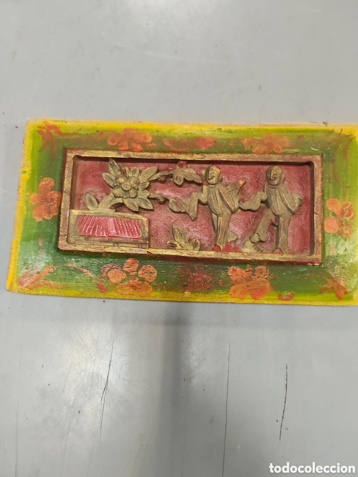 Antig&uuml;edades: Fragmento de panel de madera tallada y policromada,