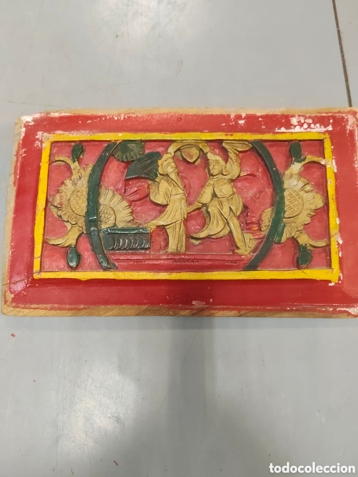 Antig&uuml;edades: Fragmento de panel de madera tallada y policromada,