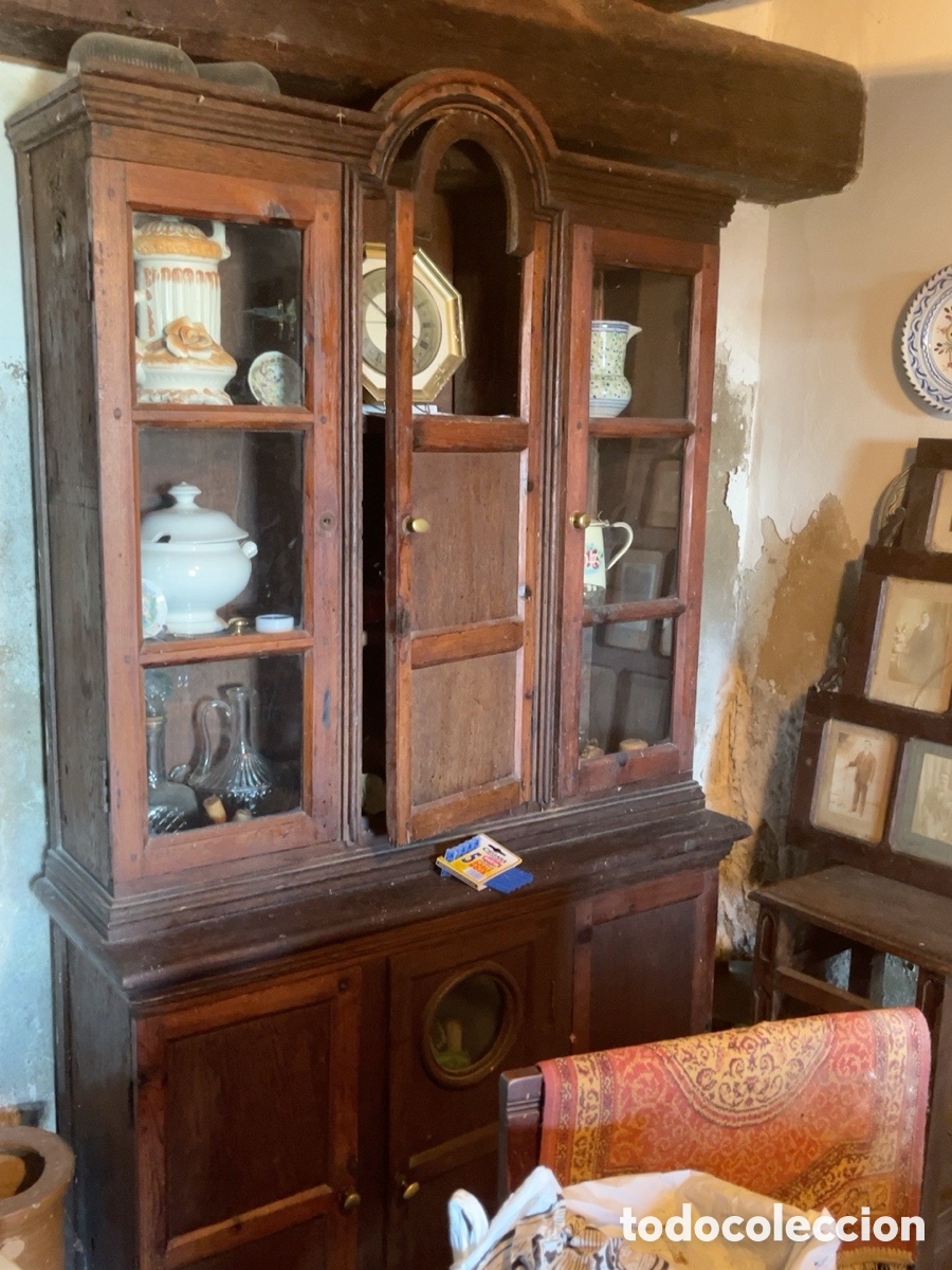 Antig&uuml;edades: Antigua alacena vitrina de madera maciza &ndash; finales s. XIX / principios s. XX