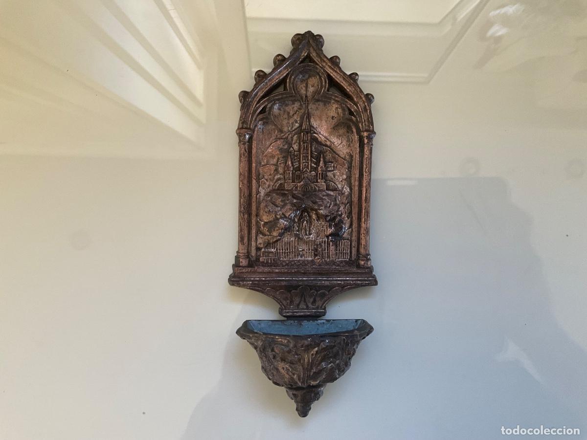 Antig&uuml;edades: Antigua Benditera Neog&oacute;tica de Pared - Virgen de Lourdes (Metal, 20x10 cm