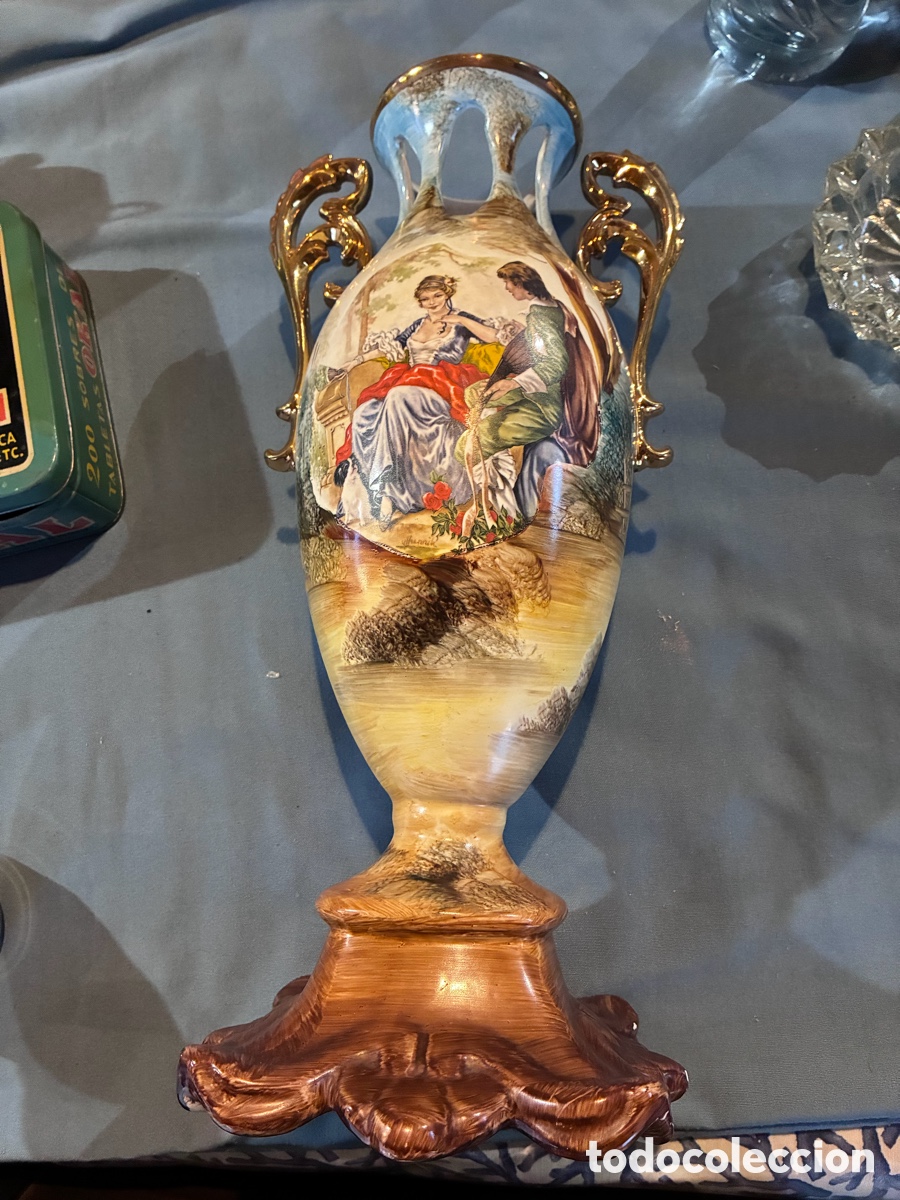 Antig&uuml;edades: Jarr&oacute;n / Jarr&oacute;n con Ansas de Cer&aacute;mica Vintage Estilo Rococ&oacute; Escena Galante (~37 cm)