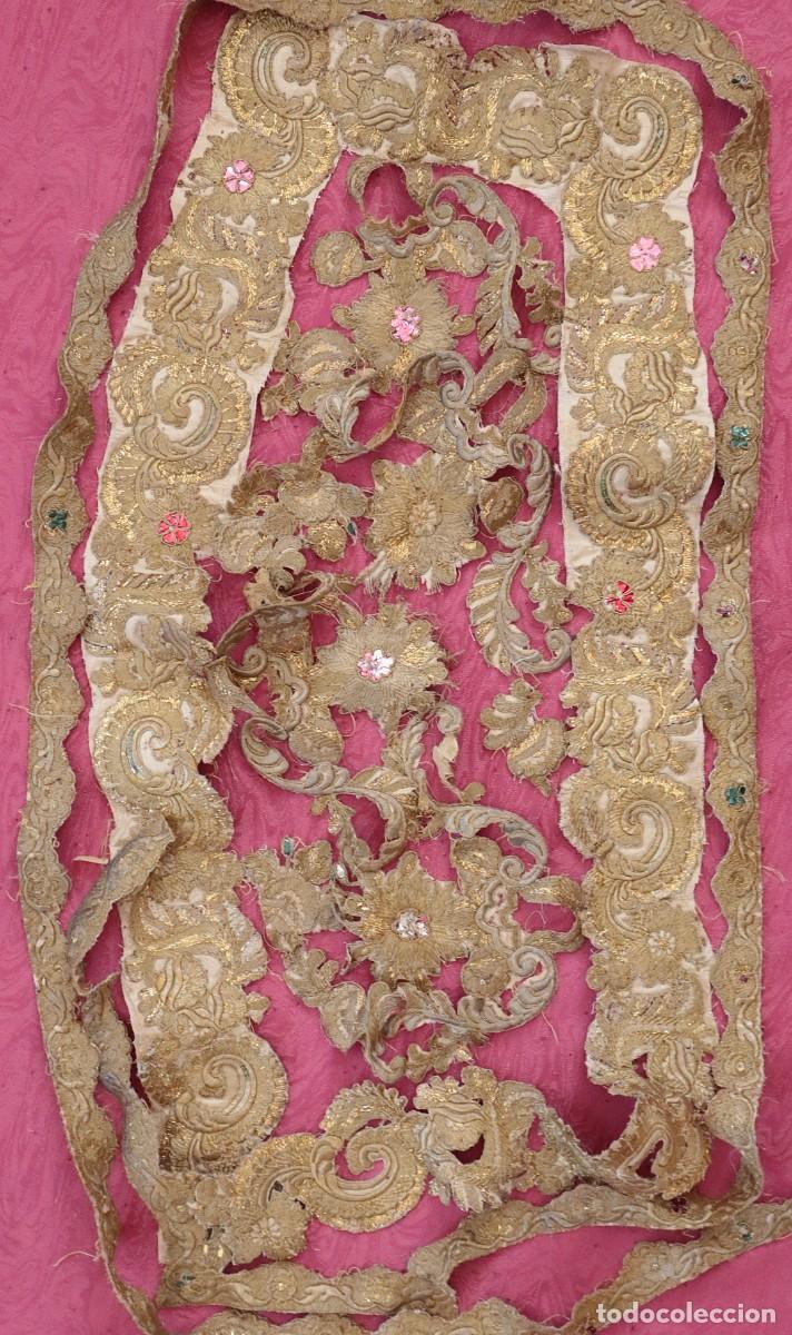 Antig&uuml;edades: Bordados de estilo barroco confeccionados en hilo de oro. Siglos XVIII-XIX. Longitud de 450 cm.