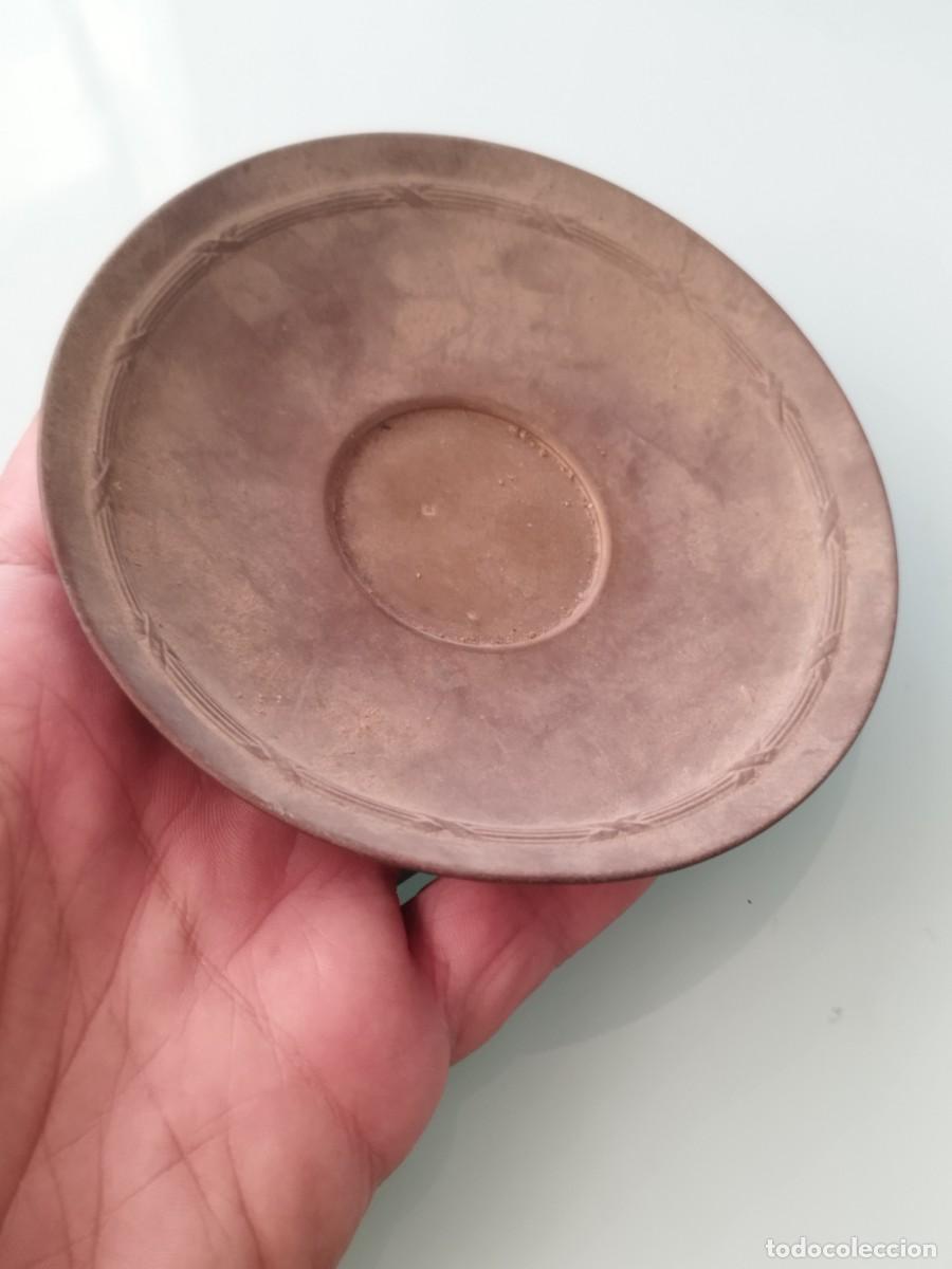 Antig&uuml;edades: Antiguo peque&ntilde;o plato de metal a identificar.