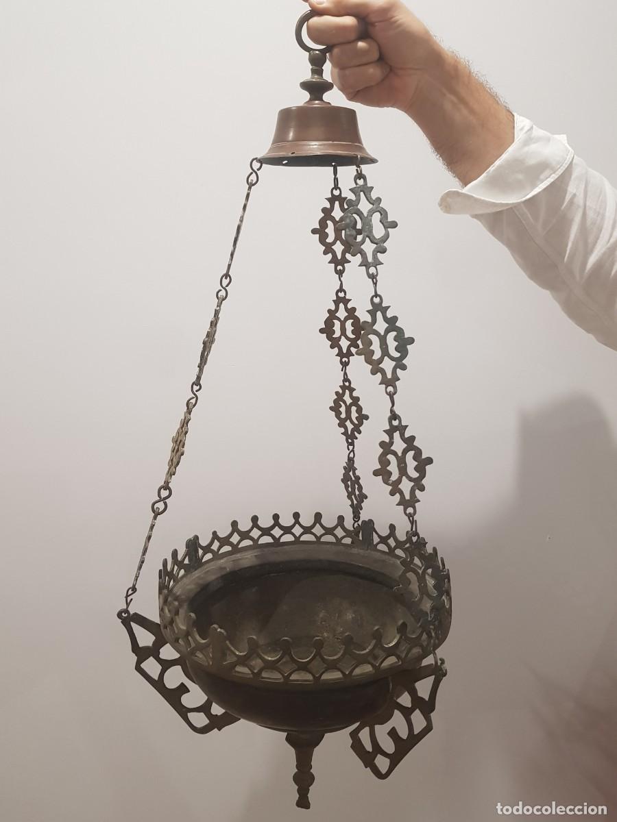 Antig&uuml;edades: L&aacute;mpara votiva de bronce. Siglo XVIII