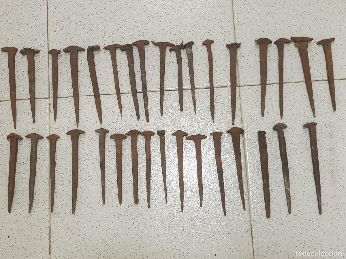 Antig&uuml;edades: Lote de 57 clavos antiguos de forja