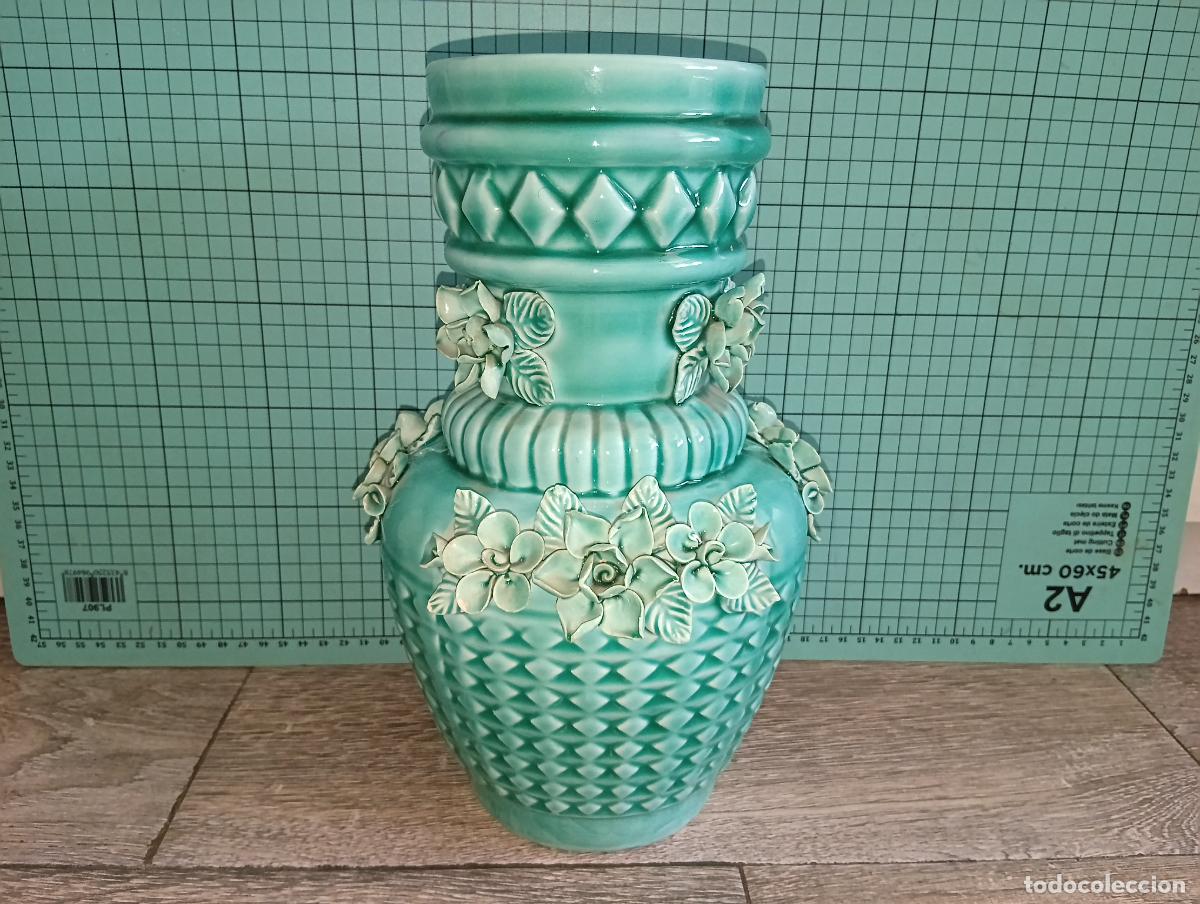 Antig&uuml;edades: Precioso Jarr&oacute;n cer&aacute;mica de Manises Flores en relieve