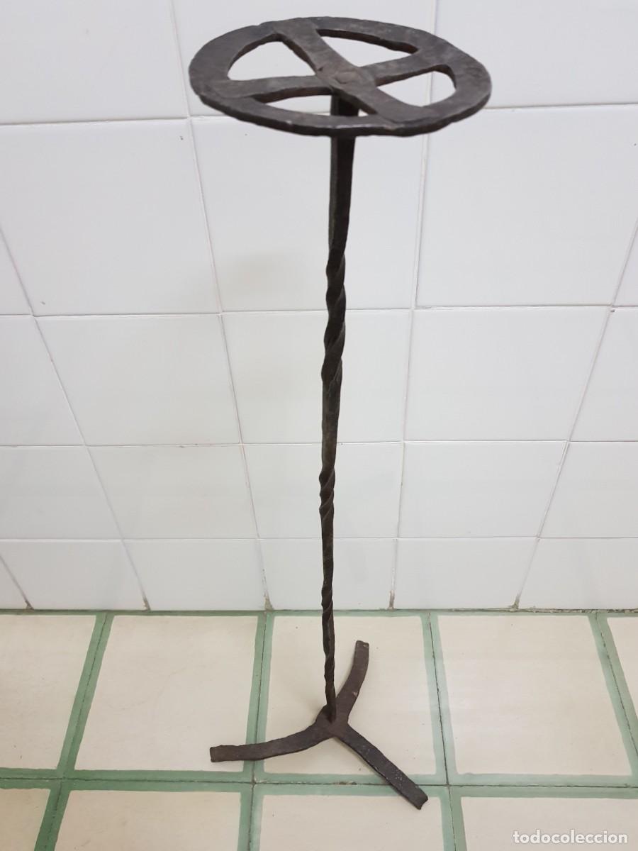 Antig&uuml;edades: Tedero antiguo de forja - Foto 3