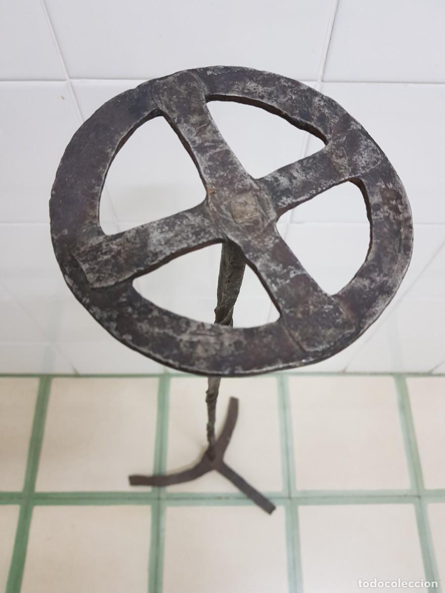 Antig&uuml;edades: Tedero antiguo de forja - Foto 4