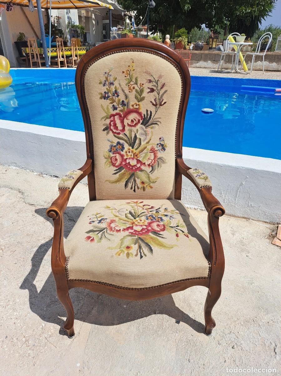 Antig&uuml;edades: Antiguo Sill&oacute;n Voltaire de madera de roble y tapizado bordado a mano.