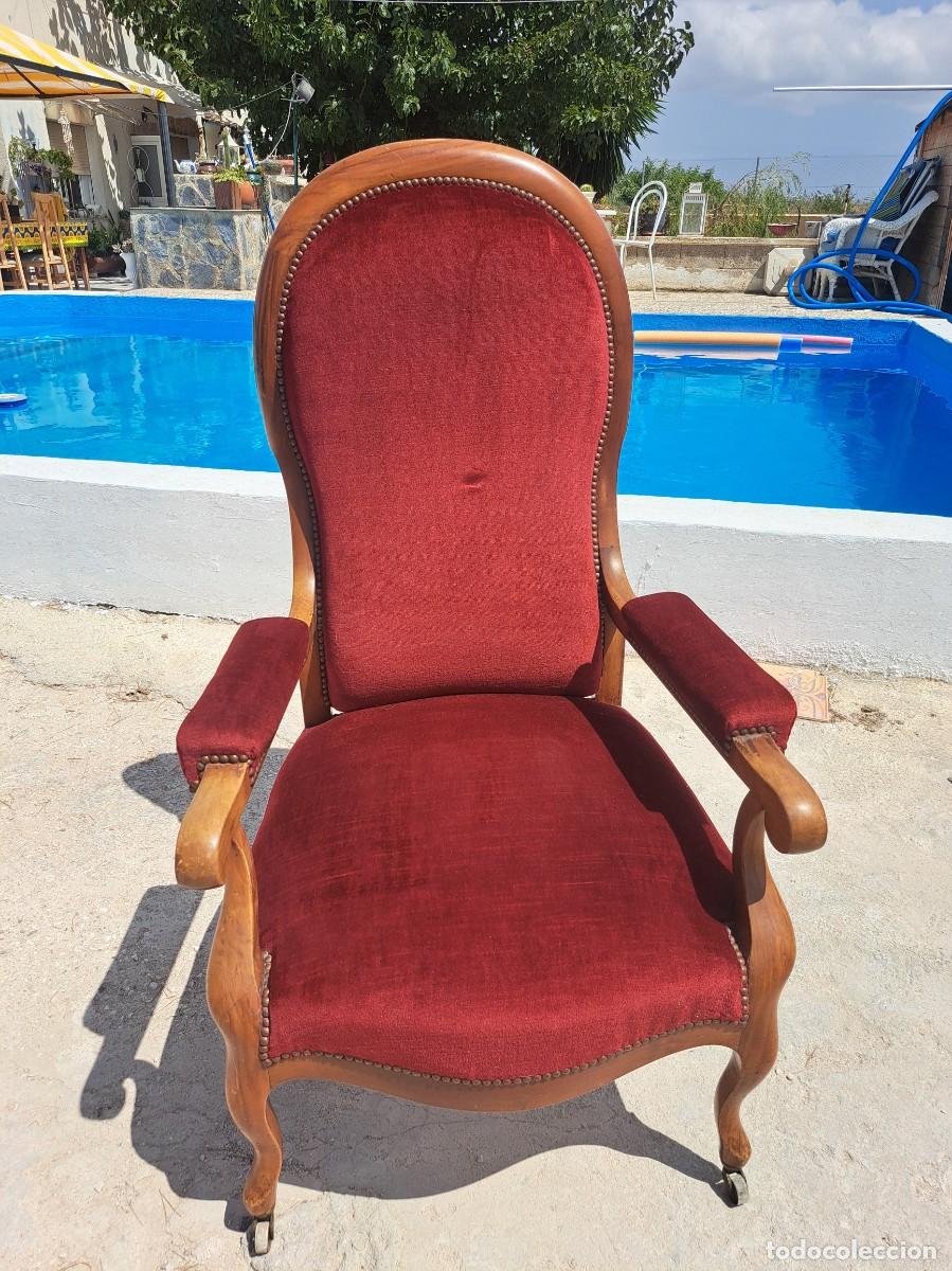 Antig&uuml;edades: Precioso sill&oacute;n Voltaire de madera de haya maciza ,isabelino con tapicer&iacute;a roja.