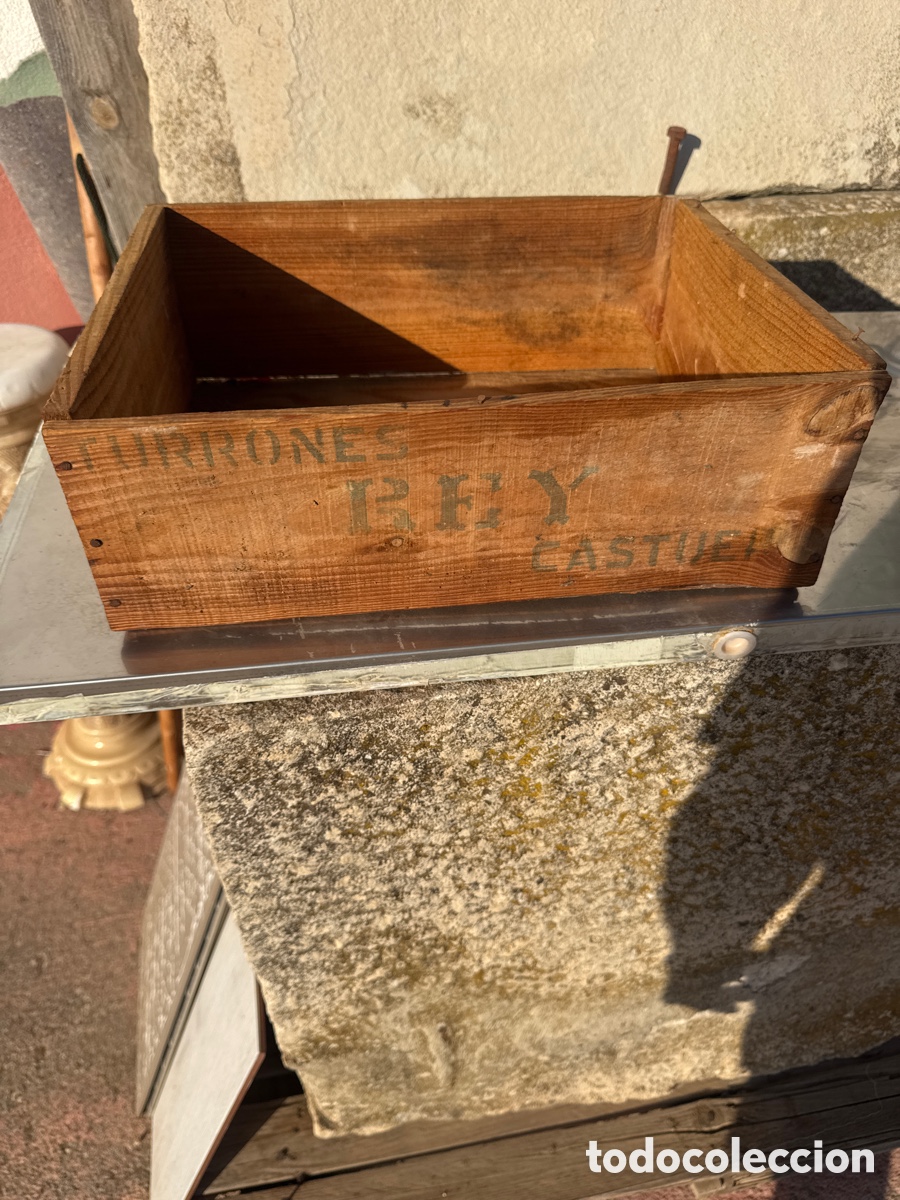 Antig&uuml;edades: Caja de madera turrones, rey