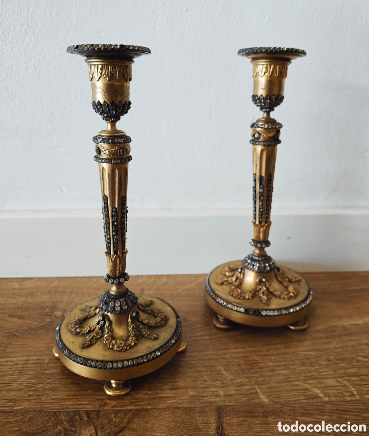 Antig&uuml;edades: Pareja de Candelabros. Francia. Siglo XIX. Luis XVI. Napole&oacute;n III. Bronce. Dorado. Guirnaldas.