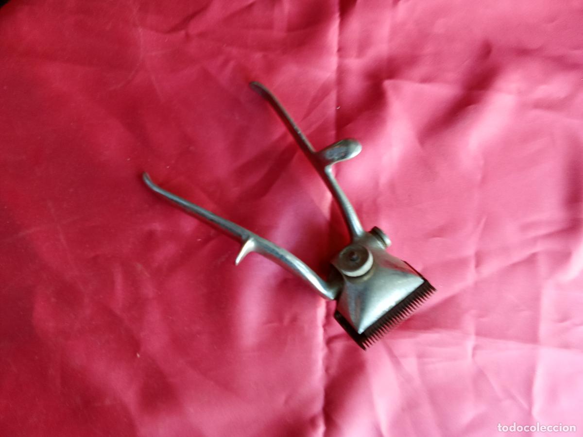 Antig&uuml;edades: M&aacute;quina de cortar el pelo antigua, marca Gurelan badajoz V.8