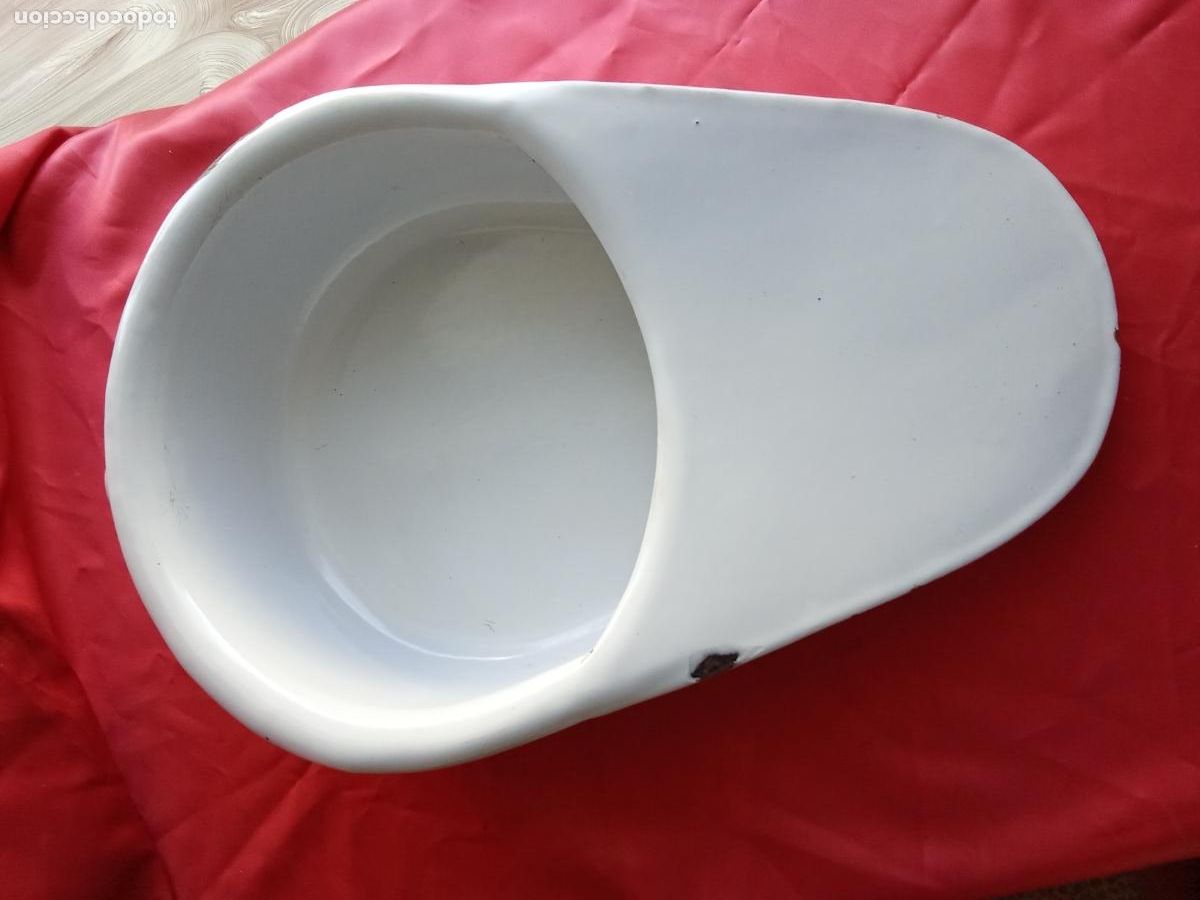 Antig&uuml;edades: Antigua cu&ntilde;a u orinal enfermo sello en base porcelana met&aacute;lica. Estanteria correos