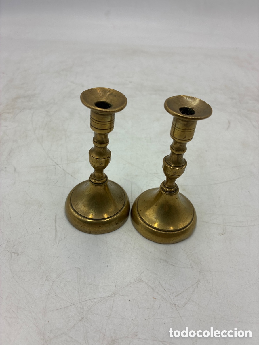 Antig&uuml;edades: Pareja de porta velas de bronce peque&ntilde;os.