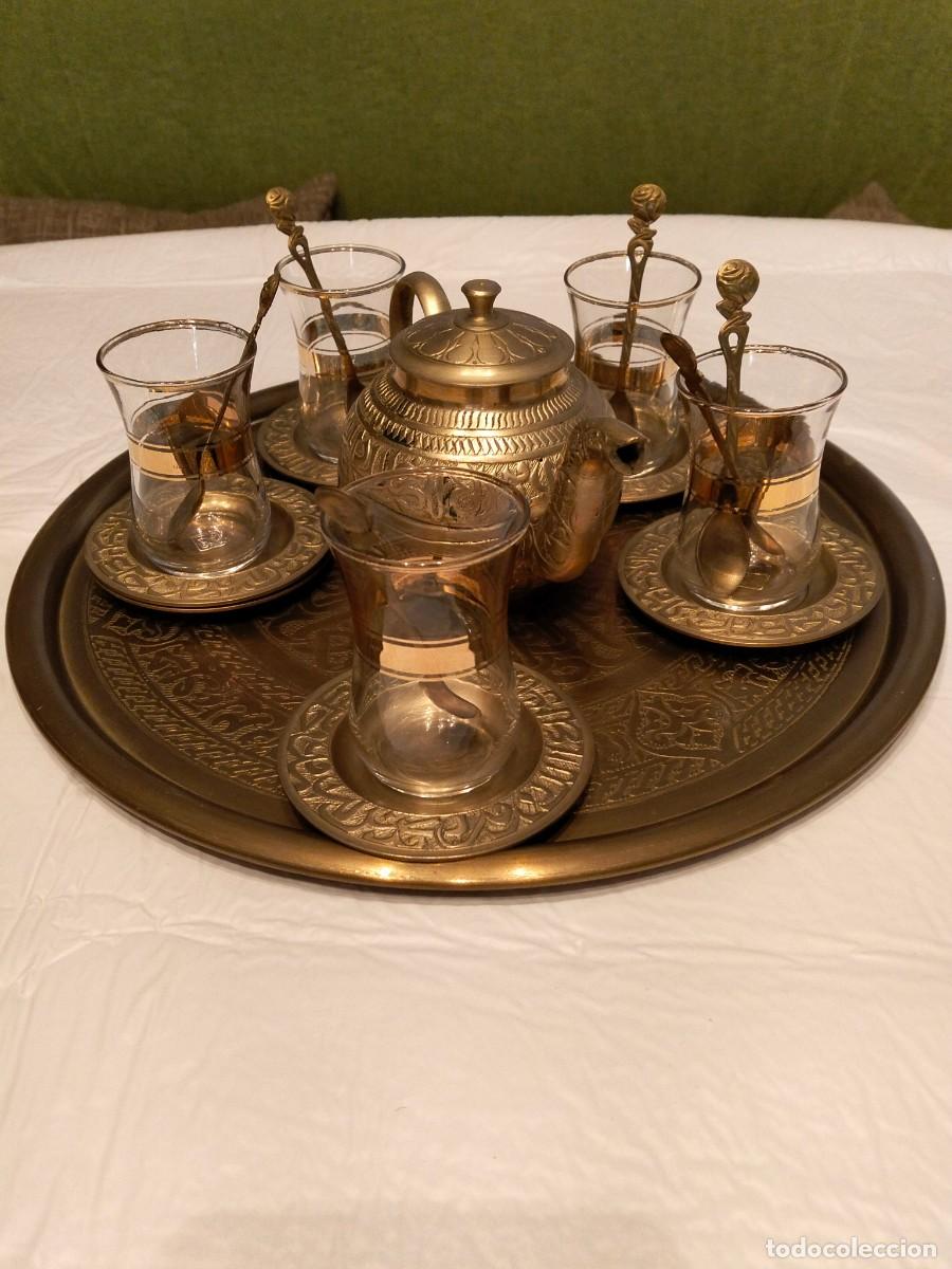 Antig&uuml;edades: Juego de t&eacute; oriental completo en metal grabado y cristal. Tetera, bandeja, vasos y cucharillas