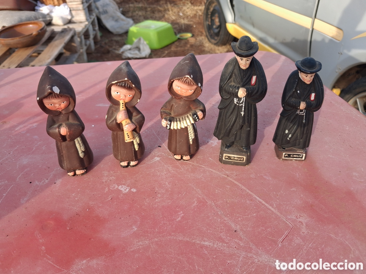 Antig&uuml;edades: LOTE DE CINCO FIGURAS DE ESCAYOLA