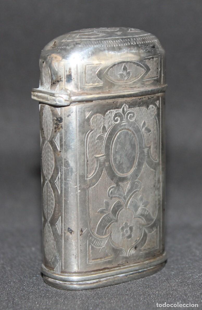 Antig&uuml;edades: Antiguo cerillero de plata punzonada con decoraci&oacute;n floral cincelada