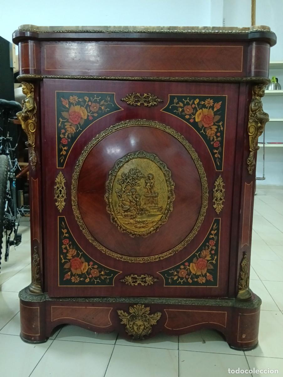 Antig&uuml;edades: Entred&oacute;s o aparador en maderas nobles con marqueter&iacute;a, bronce y marmol.