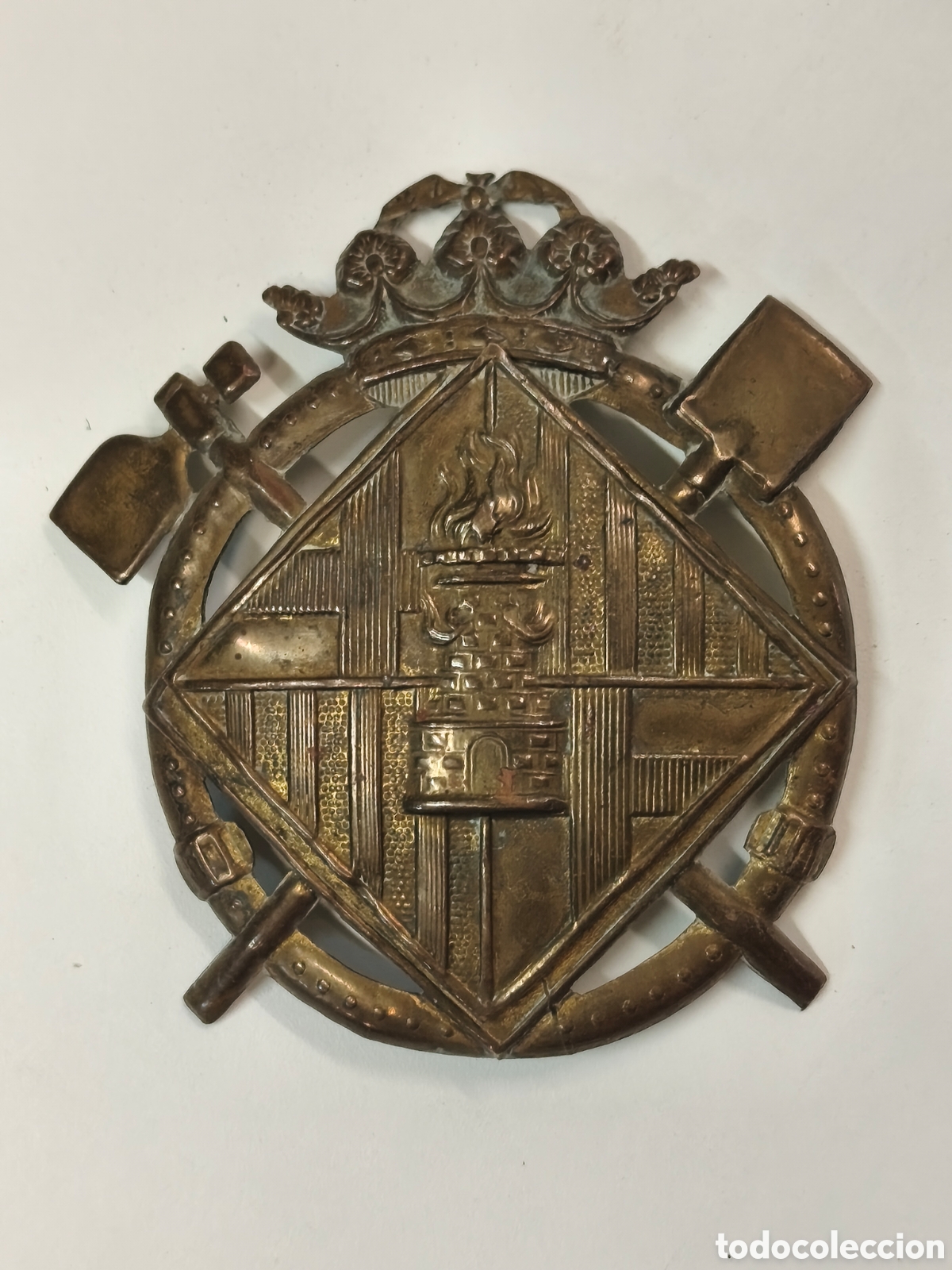 Antig&uuml;edades: Insignia curva para casco bombero de Barcelona &eacute;poca Alfonso XIII