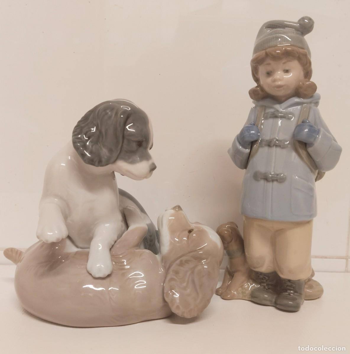 Antig&uuml;edades: Dos figuras de porcelana de Nao, de Lladr&oacute;. Perritos jugando y ni&ntilde;a con perrito y mochila.