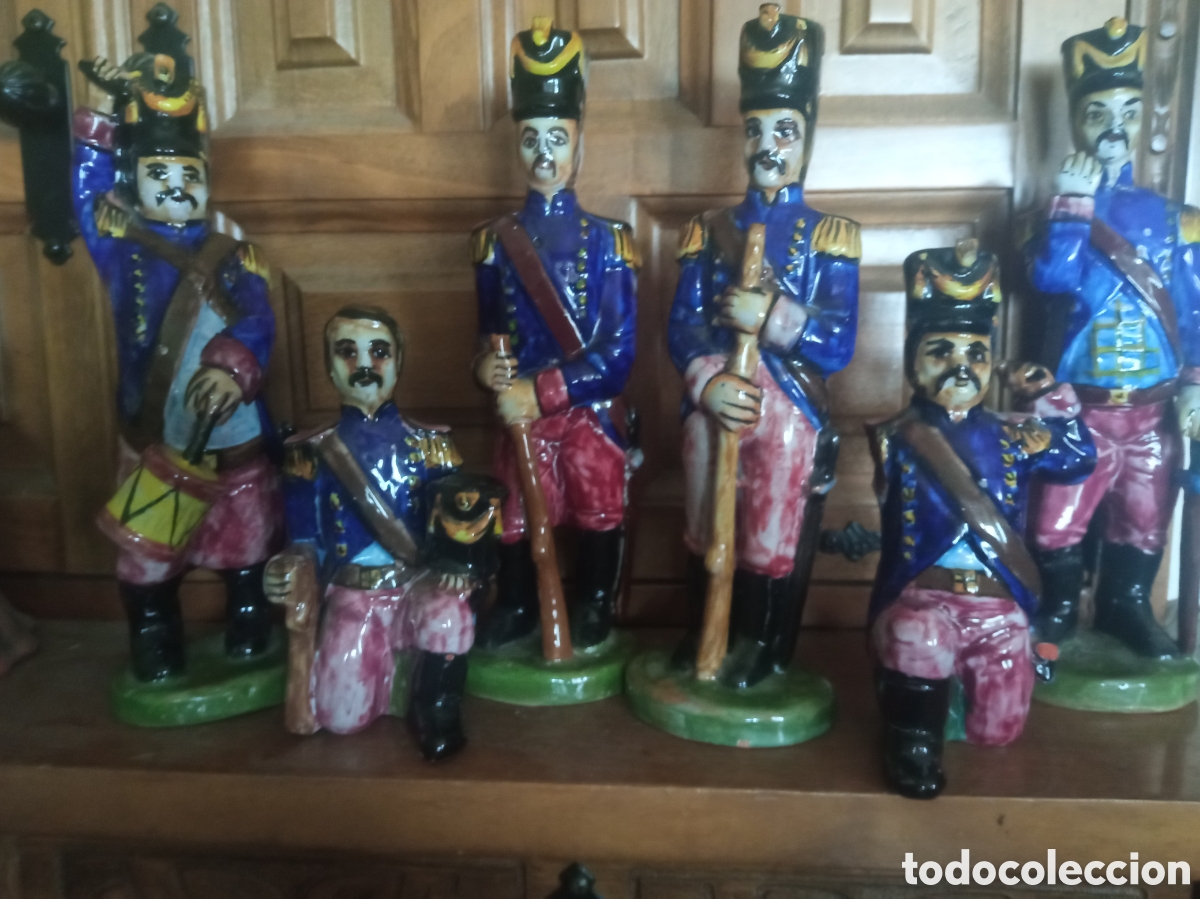 Antig&uuml;edades: Conjunto de figuras de Manises de V. MORA, Hijo miden de 24cm a 15cm,