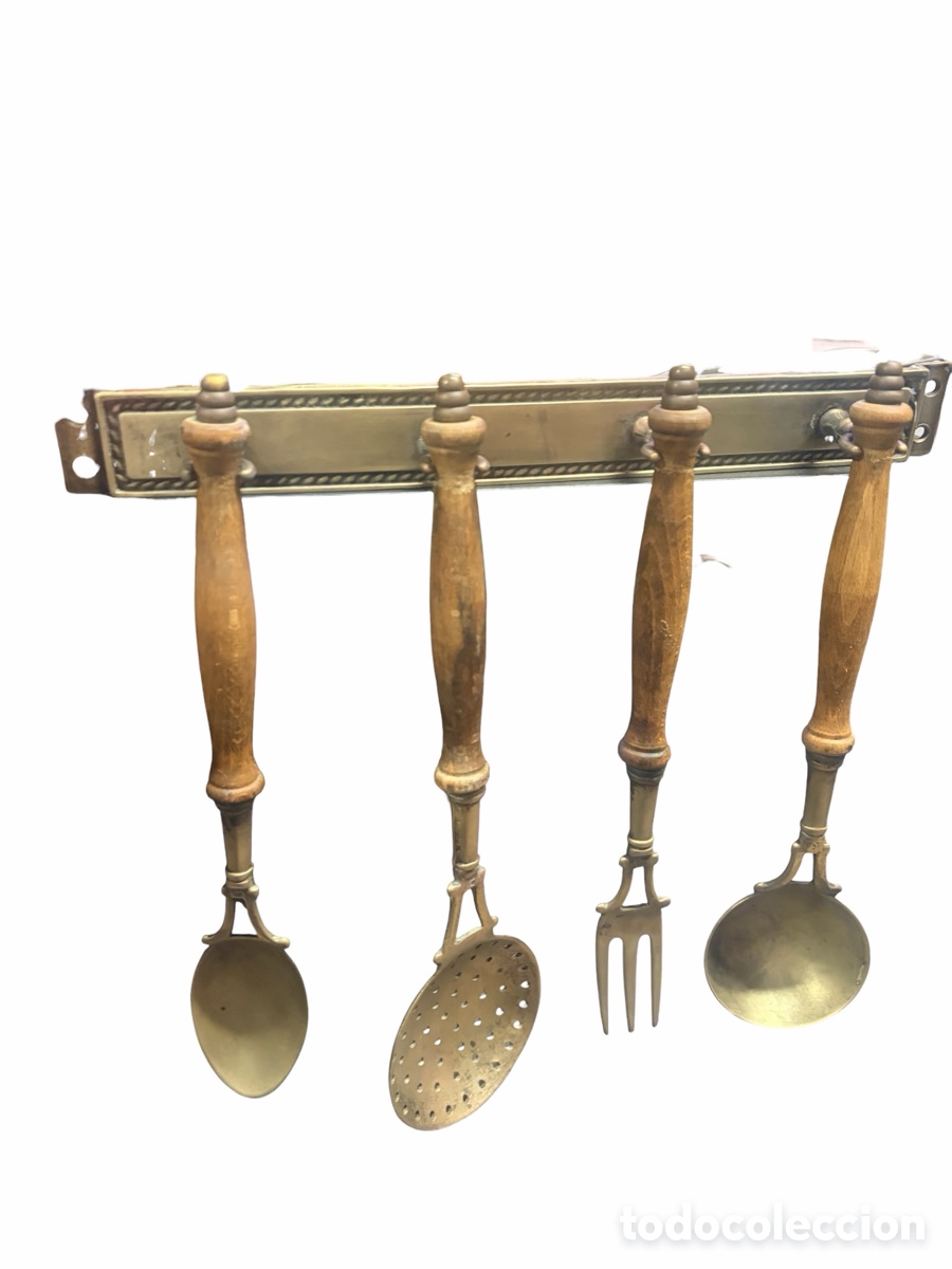 Antiguidades: Utensilios de cocina de lat&oacute;n y madera