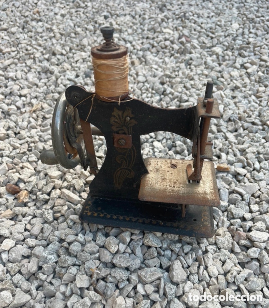 Antig&uuml;edades: Antigua m&aacute;quina de coser de juguete