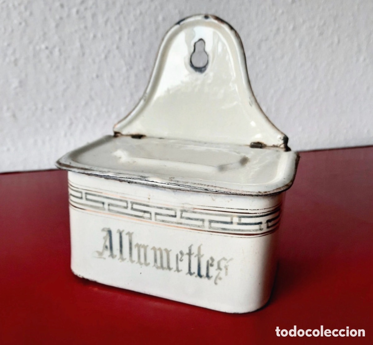 Antig&uuml;edades: Antiguo porta cerillas de pared de esmalte