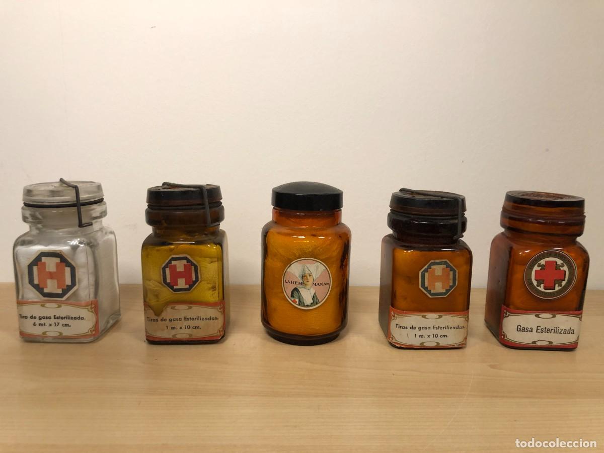 Antig&uuml;edades: Lote 5 frascos antiguos de farmacia gasas esterilizadas Hartmann La Hermana botica