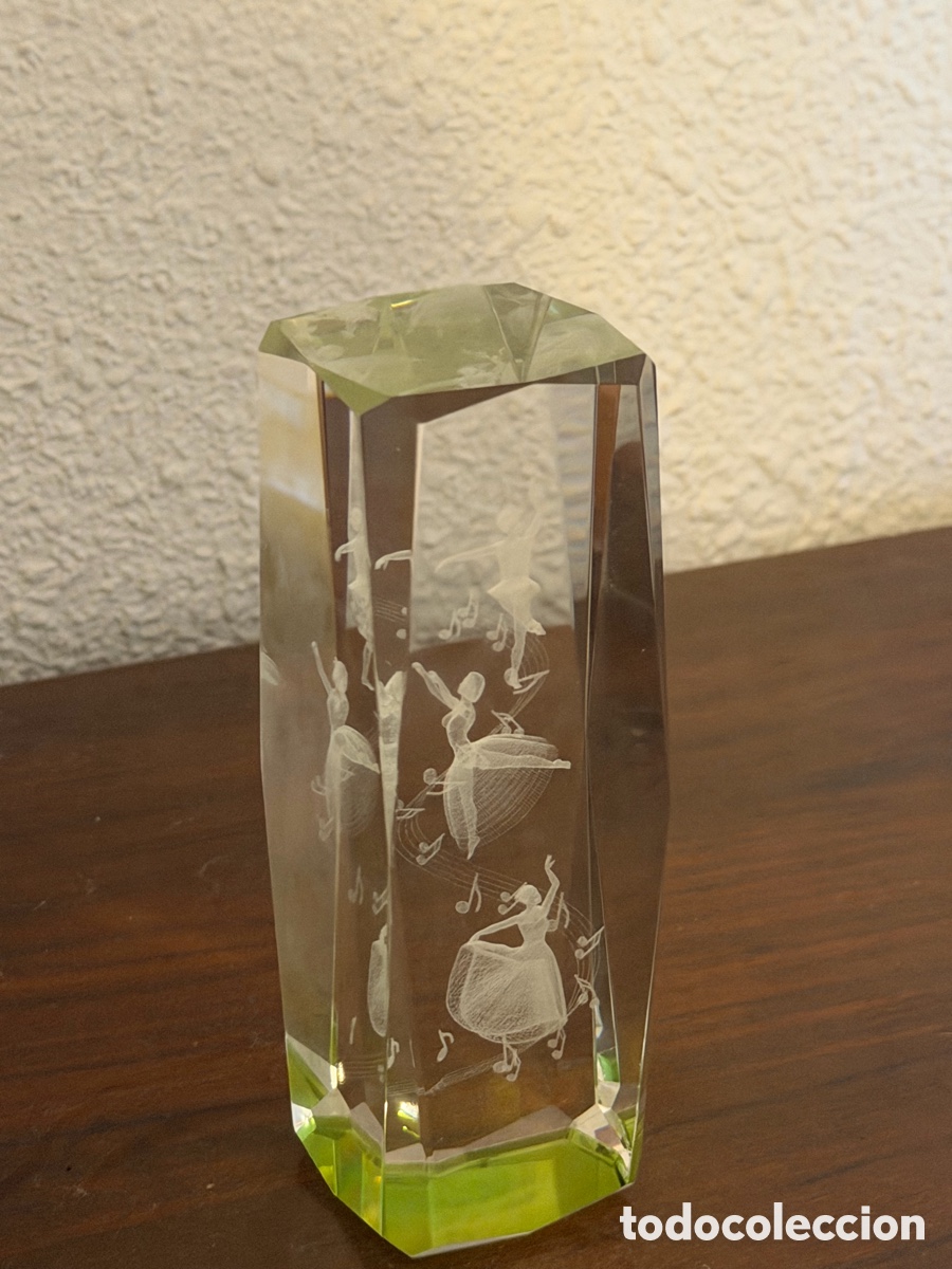 Antig&uuml;edades: Pisapapeles de cristal macizo con tres bailarinas grabadas en su interior &ndash; pieza decorativa vintage