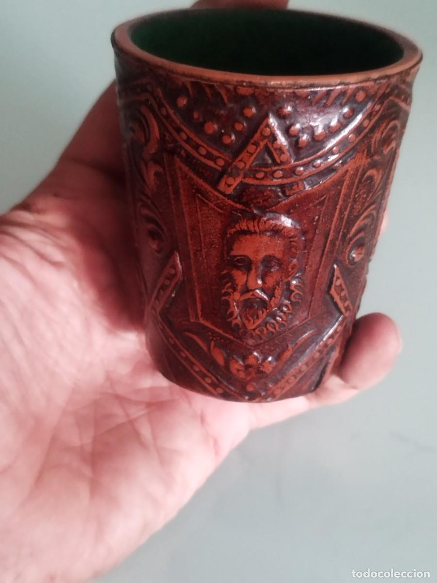 Antig&uuml;edades: Antiguo vaso de dados de cuero repujado con Quijote de La Mancha. Sin dados. Juego de mesa.