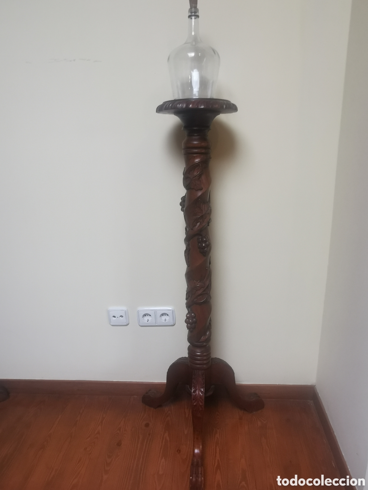 Antig&uuml;edades: 2 pedestales de madera maciza tallada