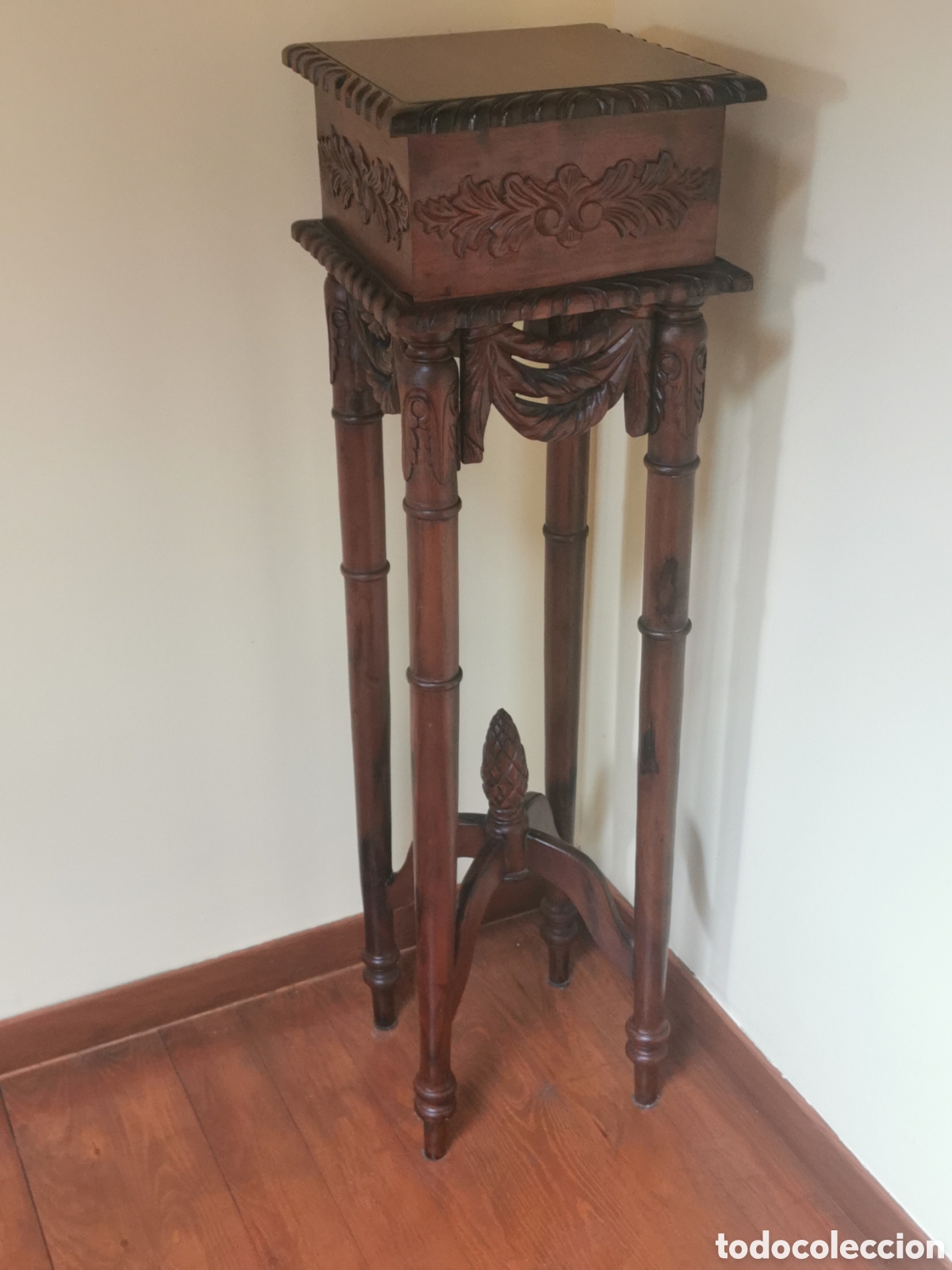 Antig&uuml;edades: Pedestal de madera tallada