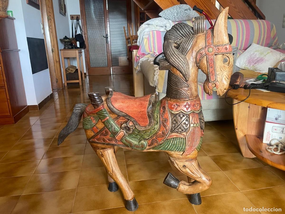 Antig&uuml;edades: Espectacular caballo antiguo de tiovivo / carrusel tallado a mano en madera maciza, procedente de un