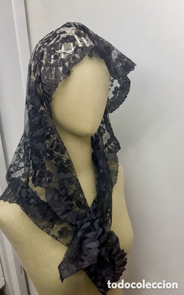 Antiguidades: Peque&ntilde;a mantilla triangular de seda hecha a mano