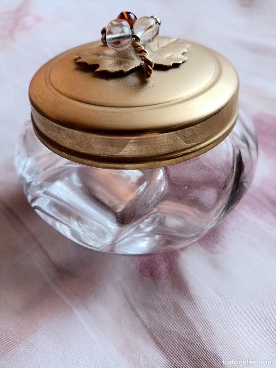Antig&uuml;edades: CAJA DE CRISTAL TALLADO CON TAPA DE LATON ADORNADA: DIAMETRO 10 cm, alto 8 cm