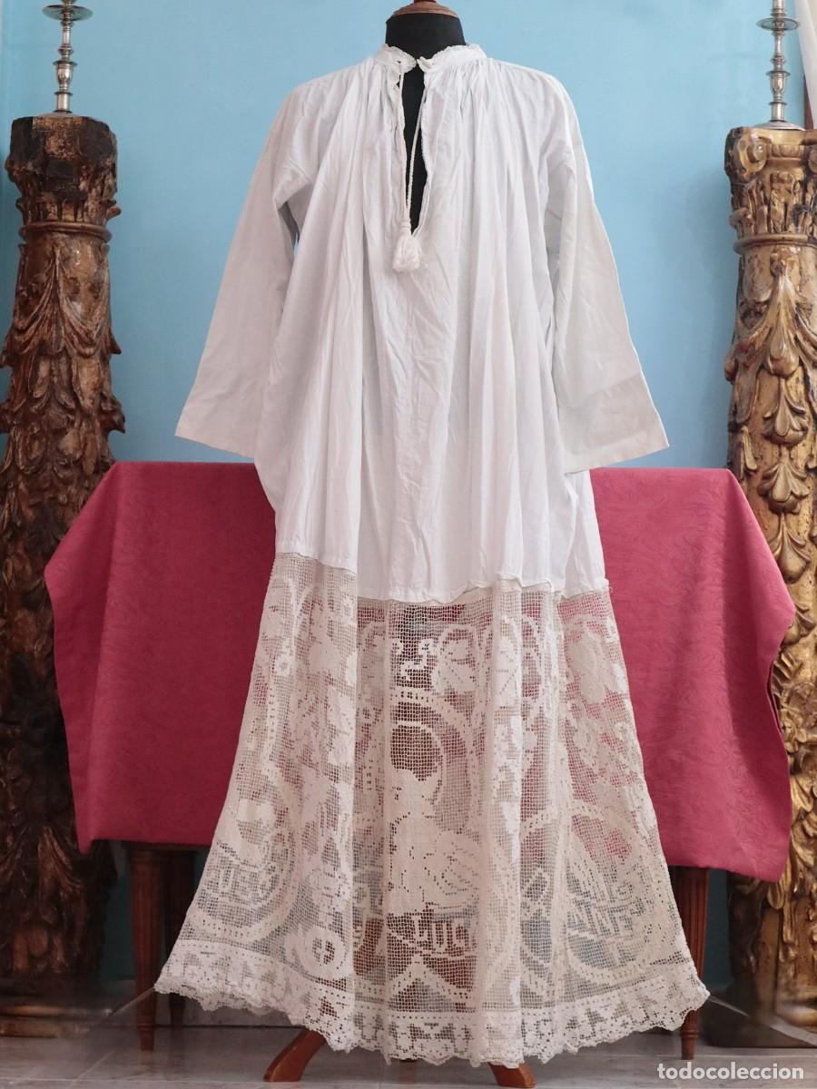 Antig&uuml;edades: Alba confeccionada en hilo de lino y encajes manuales representando a los Evangelistas. Pps. XX.