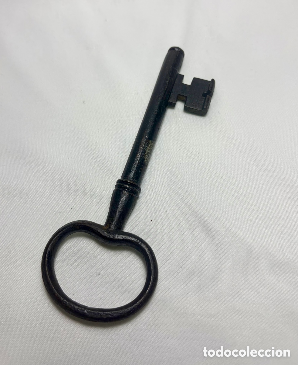 Antig&uuml;edades: Llave de hierro antigua. 14cm
