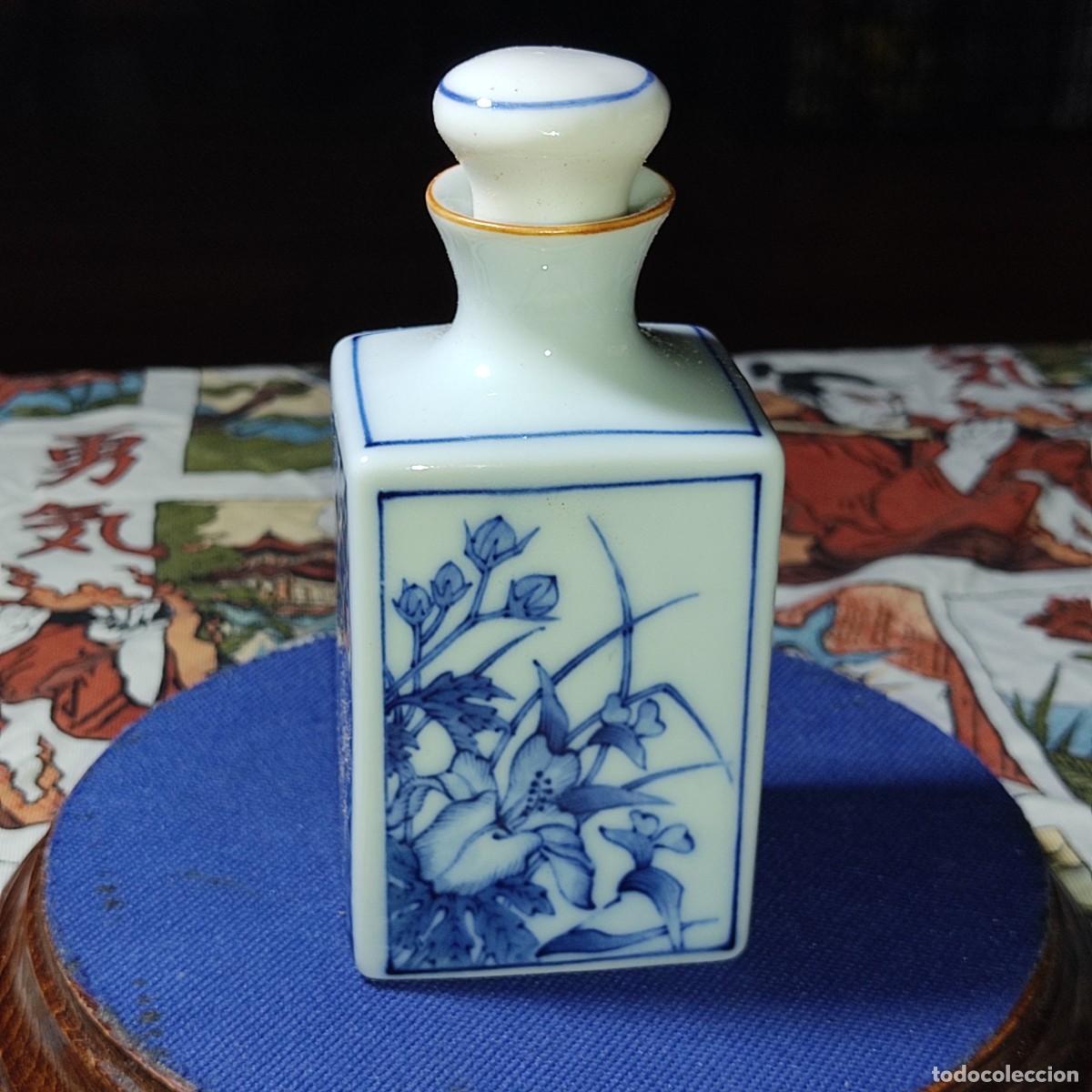 Antig&uuml;edades: Bote de perfume de porcelana China.