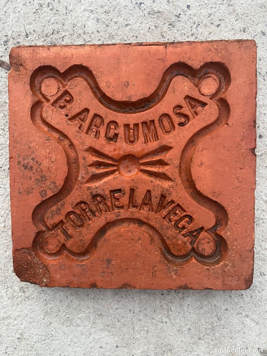 Antig&uuml;edades: Baldosa antigua de la f&aacute;brica de Torrelavega Bernardo ARGUMOSA