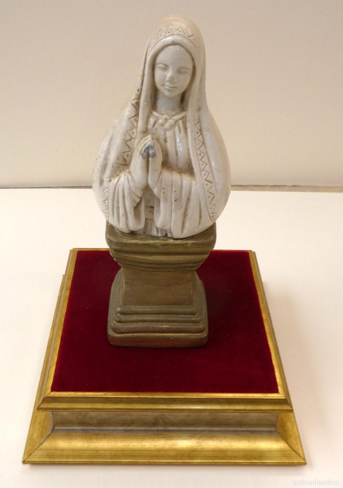 Antig&uuml;edades: Peana Base para figuras o cer&aacute;micas con base de terciopelo rojo , la base mide 12X12 cm