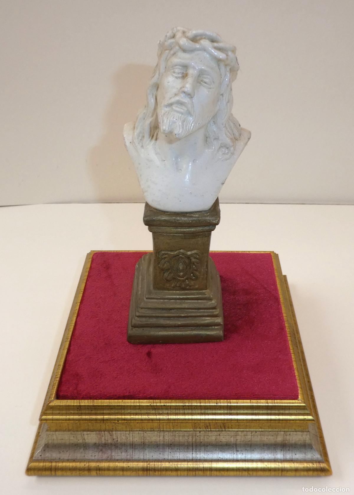 Antig&uuml;edades: Peana Base para figuras o cer&aacute;micas con base de terciopelo rojo , la base mide 13X13 cm