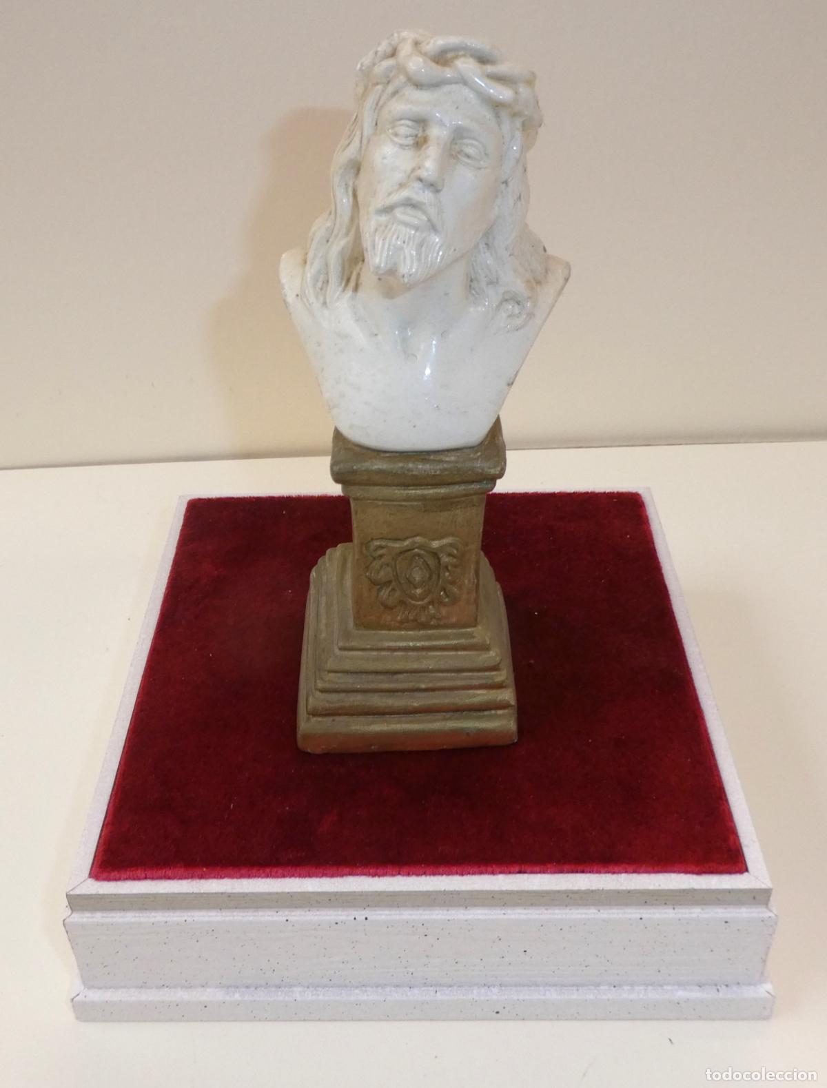 Antig&uuml;edades: Peana Base para figuras o cer&aacute;micas con base de terciopelo rojo , la base mide 15X15 cm