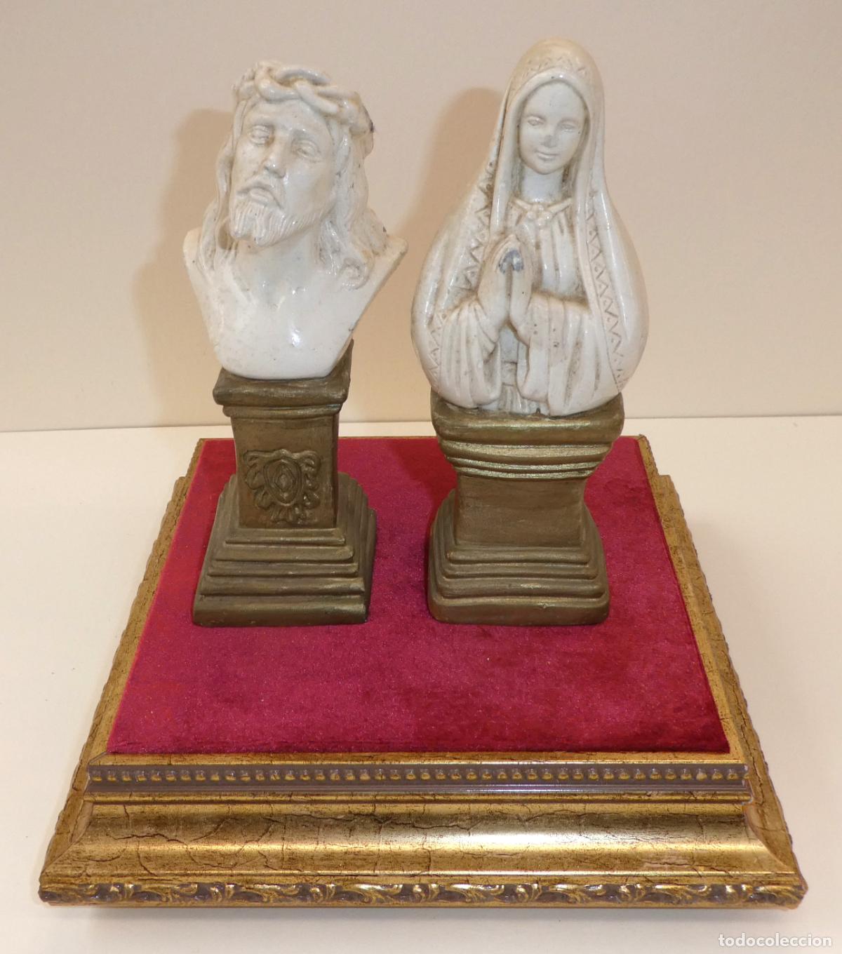 Antig&uuml;edades: Peana Base para figuras o cer&aacute;micas con base de terciopelo rojo , la base mide 17,5X17,5 cm
