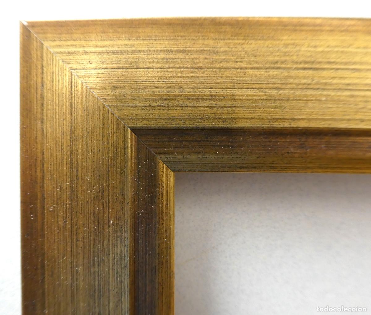 Antig&uuml;edades: Bonito marco de madera, dorado la medida interior son 20X20 cm y la exterior 26,5X26,5 cm