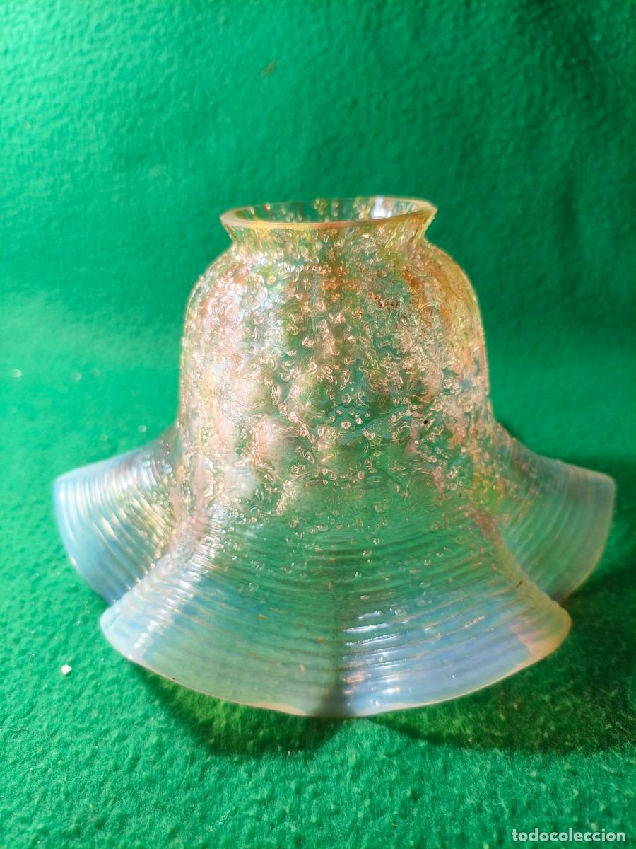 Antig&uuml;edades: ANTIGUA TULIPA MODERNISTA. CON REFLEJOS IRIDISCENTES.