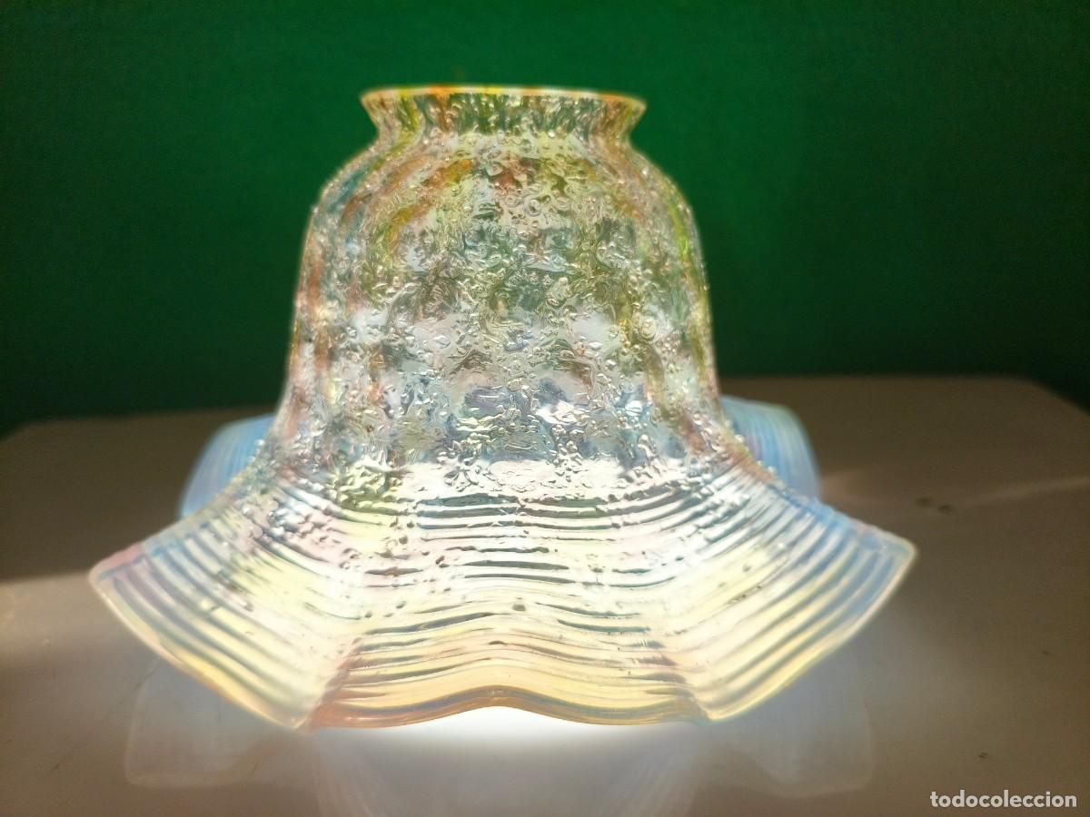 Antig&uuml;edades: ANTIGUA TULIPA MODERNISTA. CON REFLEJOS IRIDISCENTES.