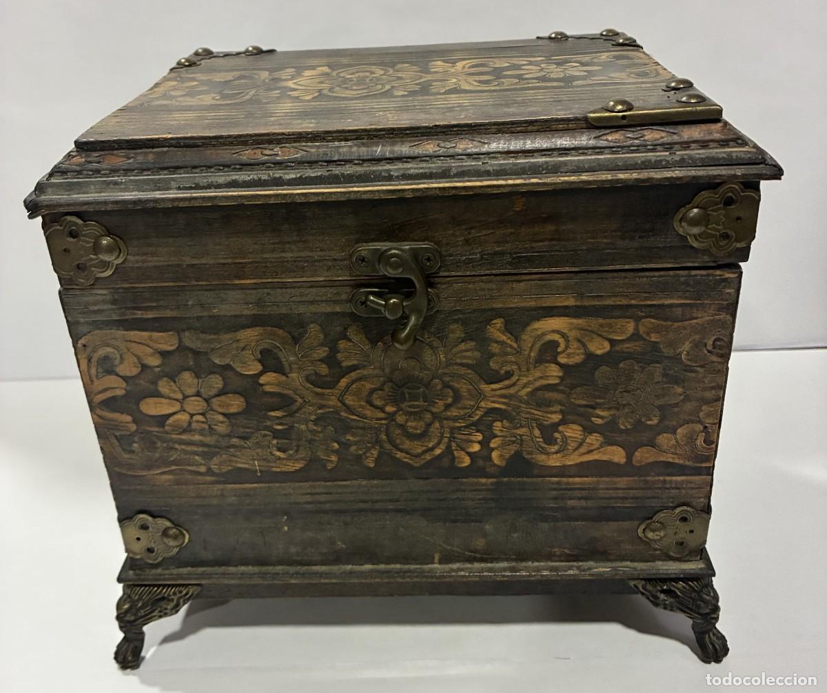 Antig&uuml;edades: CAJA COFRE DE MADERA TALLADA ESTILO RUSTICO COLONIAL CON MOTIVOS FLORALES