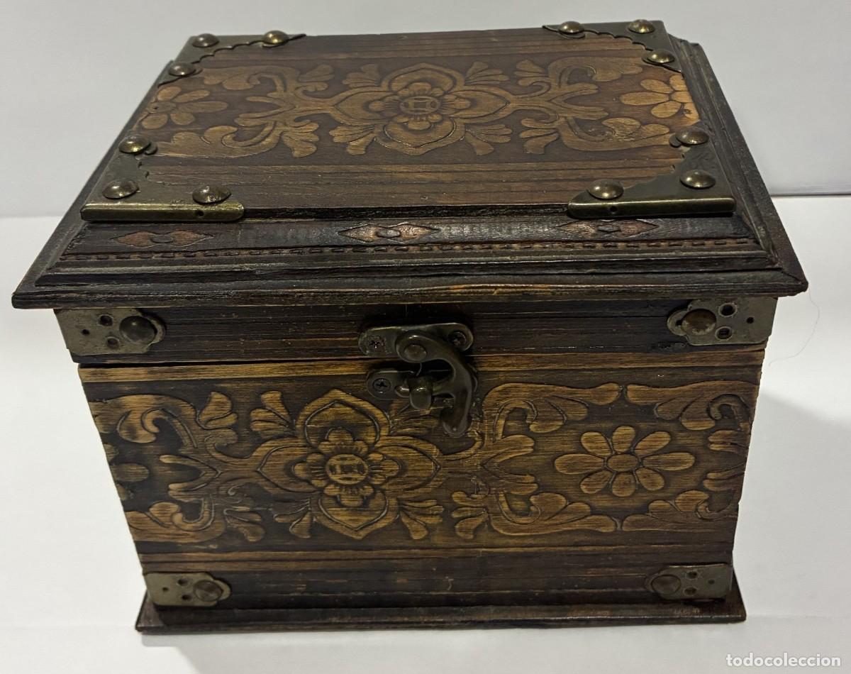 Antig&uuml;edades: CAJA COFRE DE MADERA TALLADA ESTILO RUSTICO COLONIAL CON MOTIVOS FLORALES EN RELIEVE Y HERRAJES MET&Aacute;